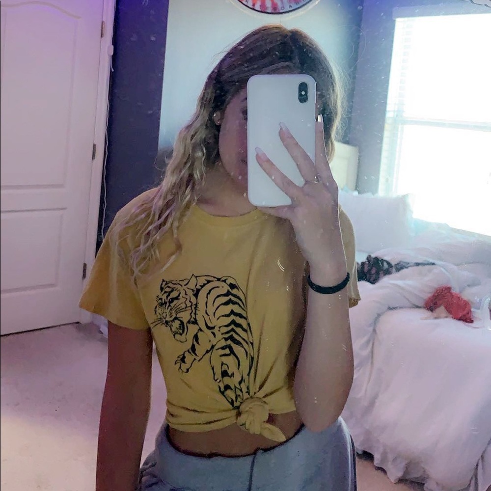 brandy melville tiger t shirt